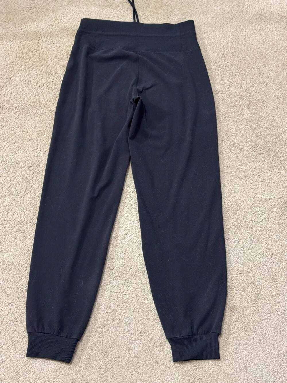 Vuori black high-waisted performance joggers with ribbed waistband and cuffs - Picture 5 of 11